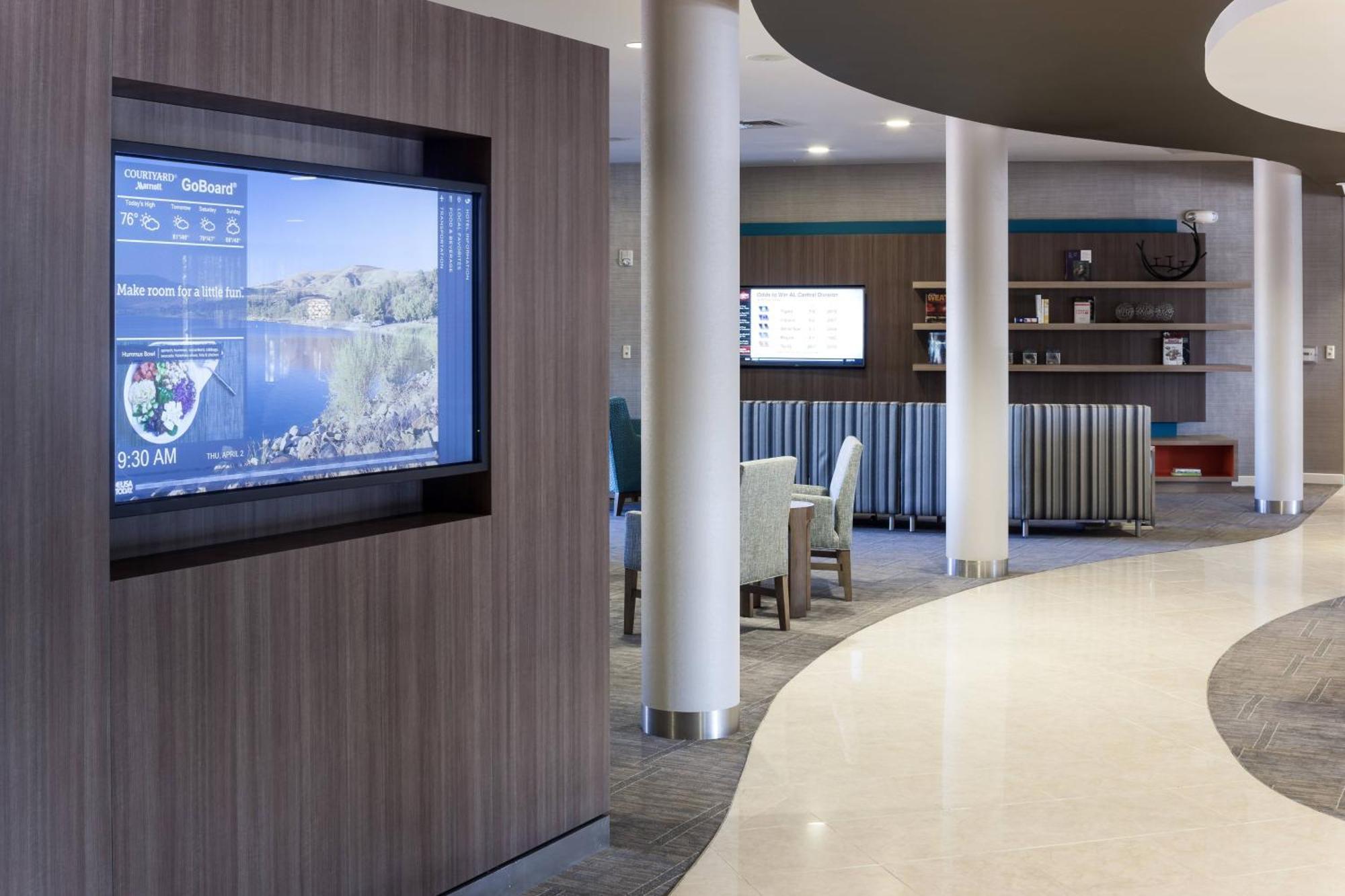 Courtyard By Marriott Santa Clarita Hotel