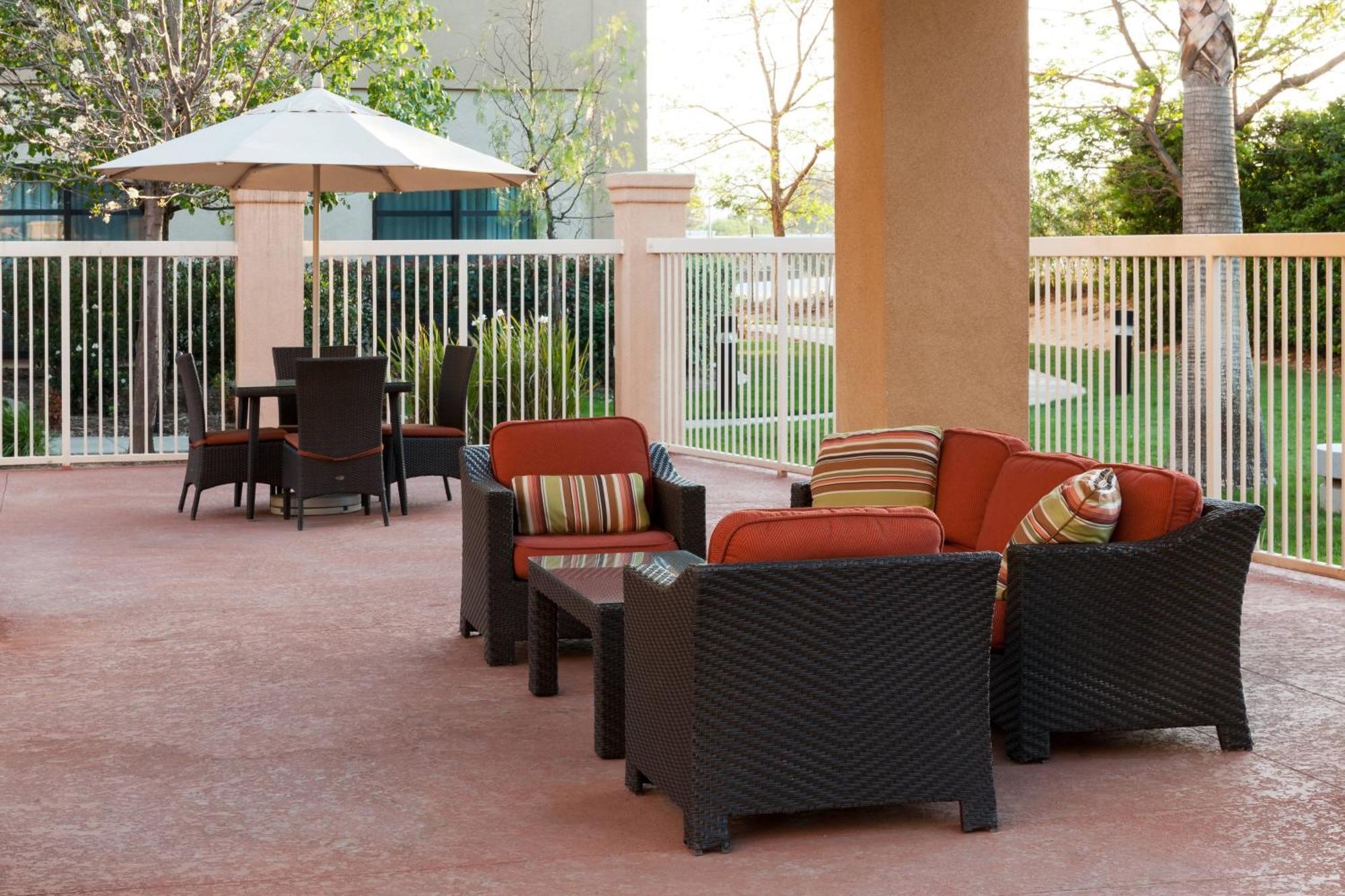 Courtyard By Marriott Santa Clarita Hotel
