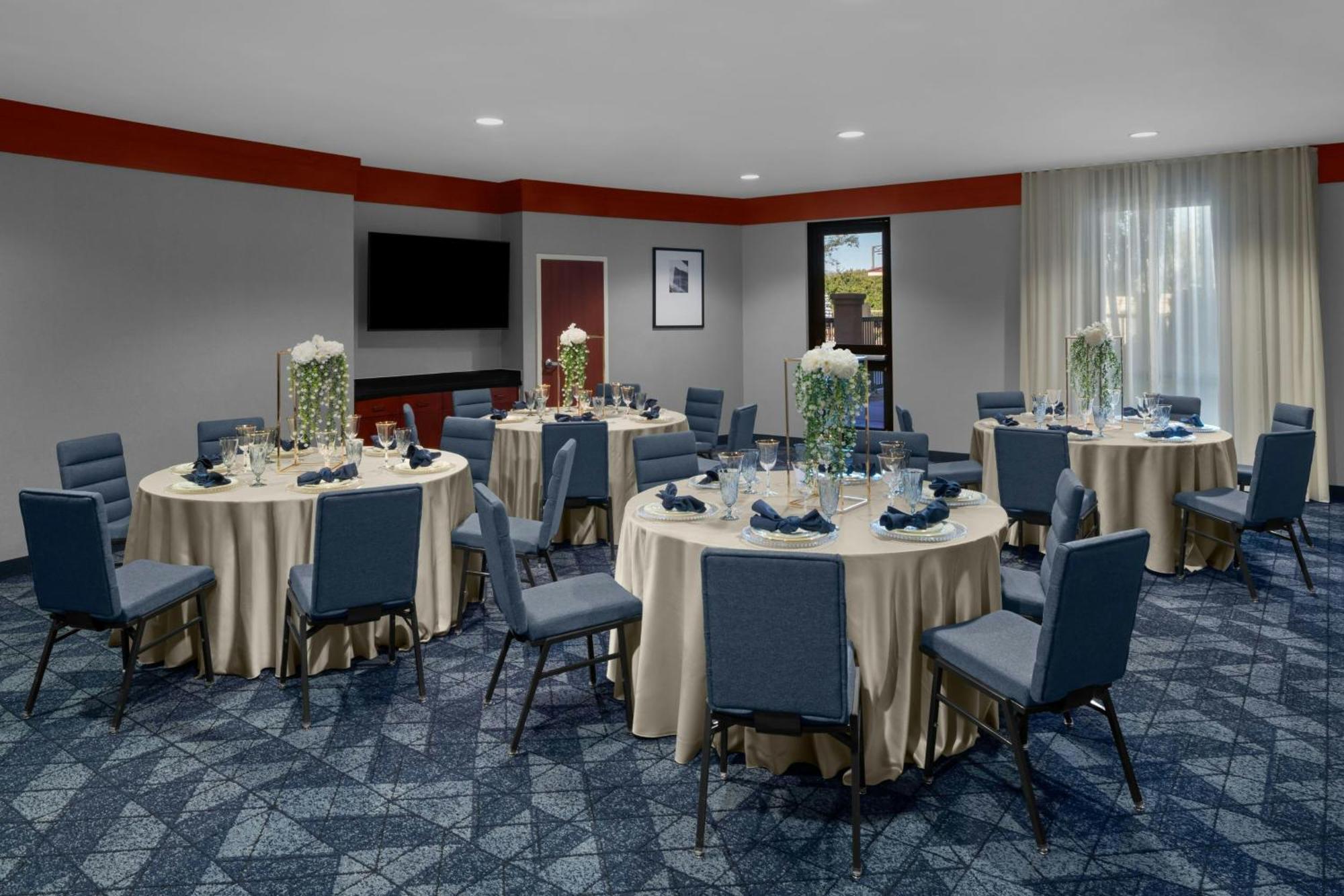 Courtyard By Marriott Santa Clarita Hotel