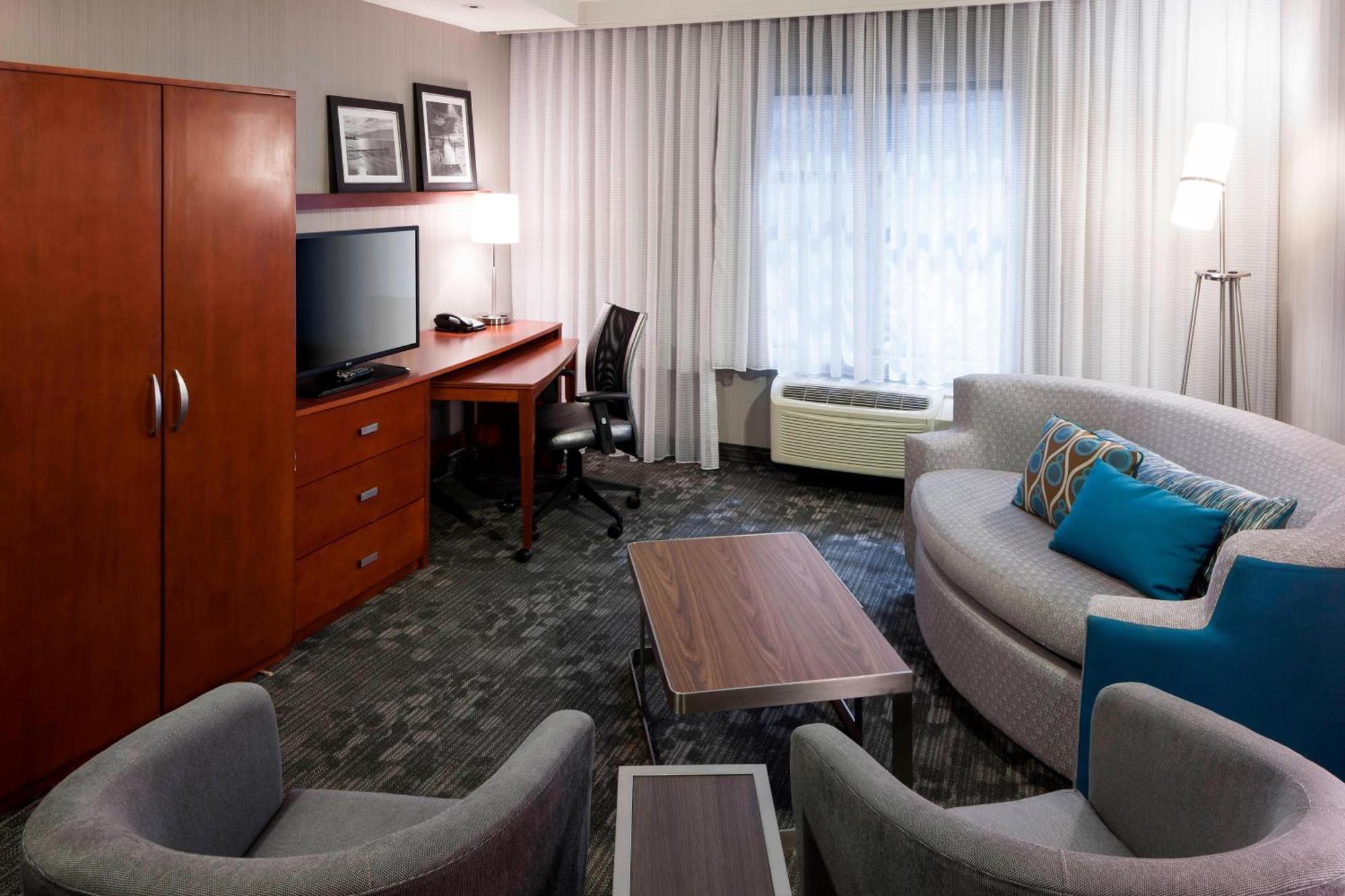 Courtyard By Marriott Santa Clarita Hotel 3*