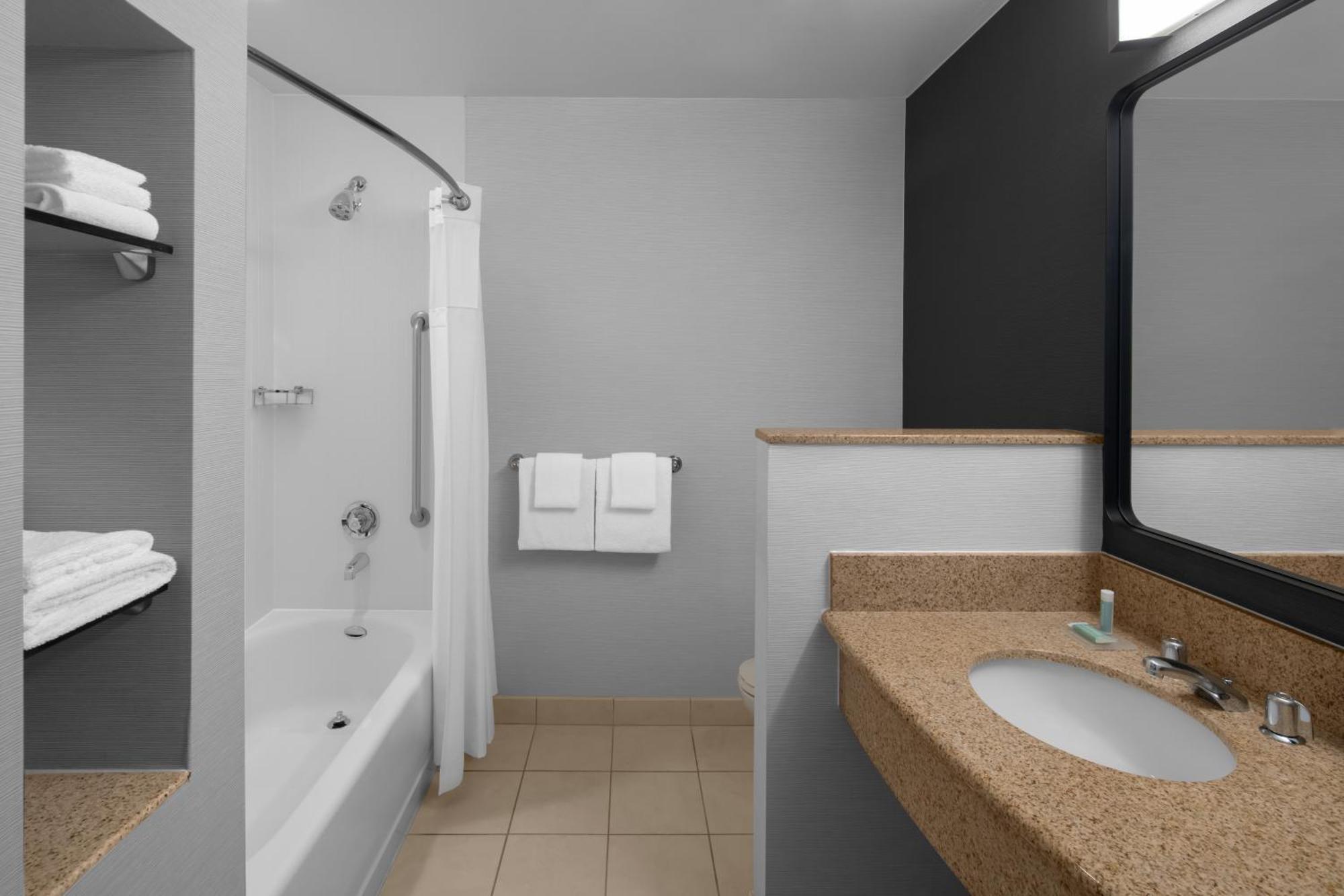 Hotel Courtyard By Marriott Santa Clarita 3*