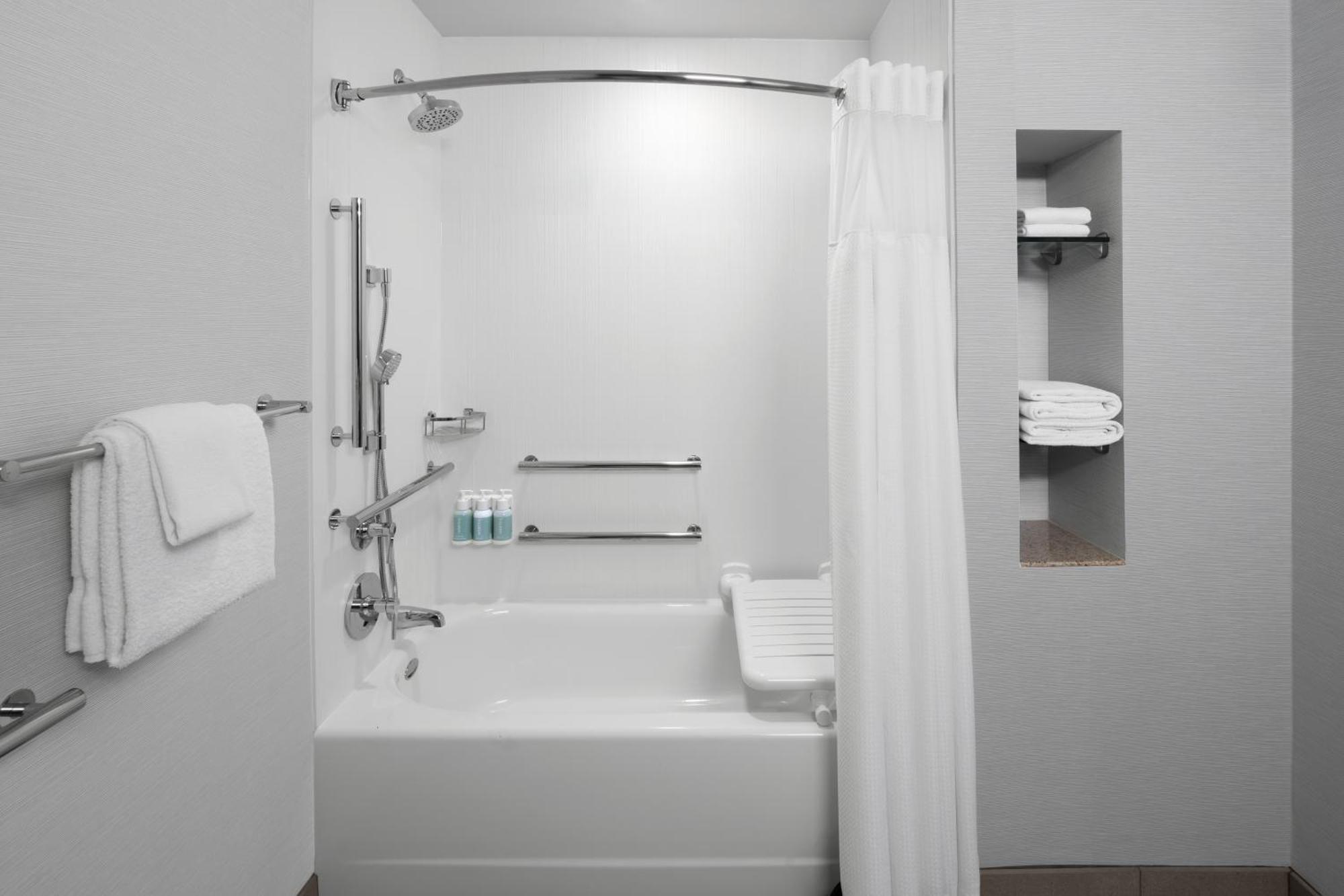Courtyard By Marriott Santa Clarita